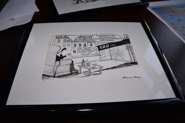 Karikatur - gezeichnet von Jürgen Rosenthal
(Frau Törnig-Struck, Sie können jetzt die Halbtagsstelle im Museum übernehmen.)