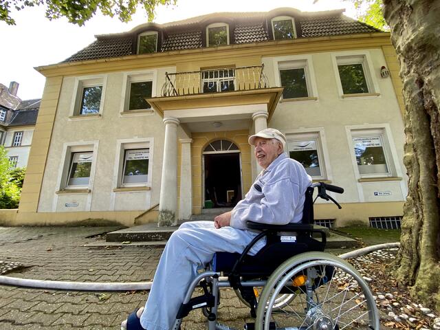 Mein Vater Herbert Gesk (1924-2021) vor seiner ehemaligen Geburtsklinik (1923-2022), später Schwesternheim und Pflegedienstbüro