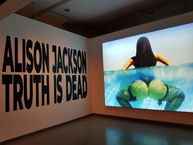 Prall provozierend gleich zu Anfang: Foto der Ausstellung von Alison Jackson "Truth is Dead" im NRW-FORUM Düsseldorf