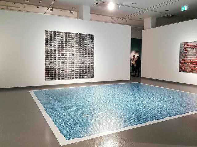 Die Draufsicht des Swimming-Pools liegt folgerichtig auf dem Boden. Blick in die Ausstellung "Out of Sight" von Andreas Gefeller im NRW-FORUM 