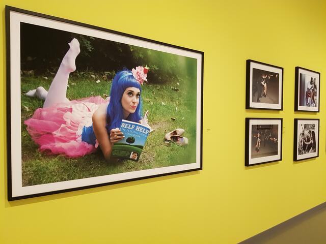 Da schau an: Katy Perry braucht ein Selbsthilfebuch...oder doch nicht? Blick in die Ausstellung "Truth is Dead" von Alison Jackson im NRW-FORUM