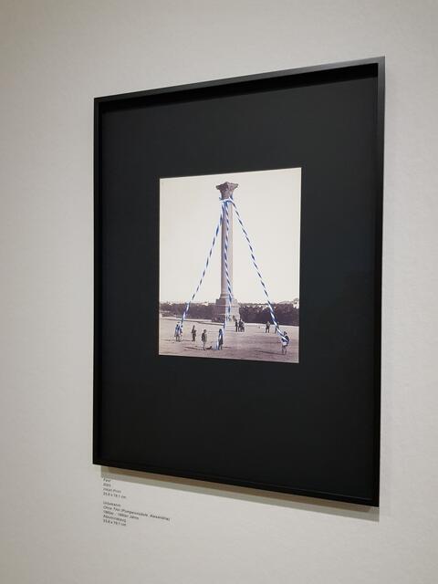 Die SW-Aufnahme der Pompeiussäule in Alexandria aus dem 19. Jhrd. wird neu durch Bänder geschmückt zum Festakt. Blick in die Ausstellung "umlauf" der Landsberg-Preisträgerin von 2022 Alex Grein 
