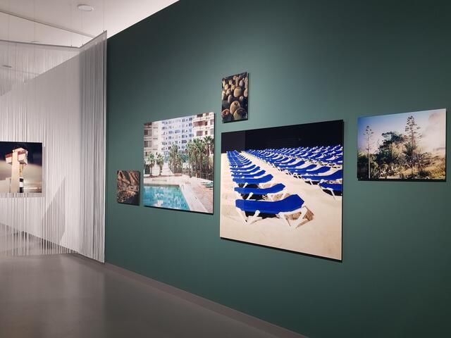 Die im Jahr 2000 auf Gran Canaria entstandene Serie Soma: Gefeller fotografiert nachts und nutzt Langzeitbellichtungen, so dass Farben sichtbar werden. Blick in die Ausstellung "Out of Sight" von Andreas Gefeller