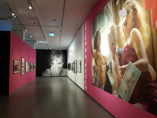 Mithilfe von Doppelgänger/innen und Schauspieler/innen inszeniert Alison Jackson vermeintlich reale Paparazzi- oder Dokumentaraufnahmen. Blick in die Ausstellung "Truth is Dead"