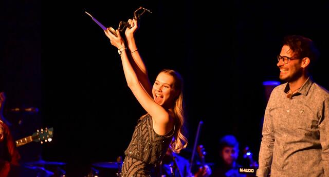 Philipp Artmann, Gewinner des 1. MarLeo, übergibt den Preis 2018/2019 an Sophie Andrea Holländer  | Foto: Ralf Deinl