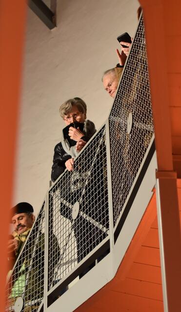 Besucher*innen der Ausstellung Frau sein