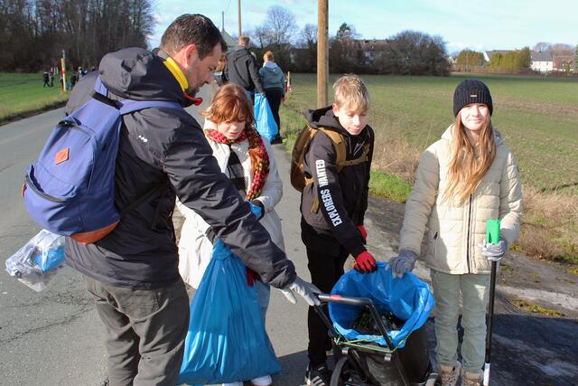 Bunt gemixt  aus der Serie: Rund 170 Teilnehmer waren bei der 15. Umweltsammelaktion wieder dabei | Foto: © Jürgen Thoms  