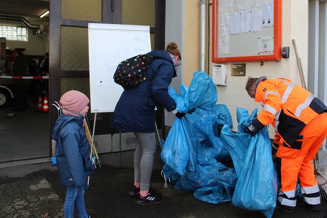 Bunt gemixt  aus der Serie: Rund 170 Teilnehmer waren bei der 15. Umweltsammelaktion wieder dabei | Foto: © Jürgen Thoms 