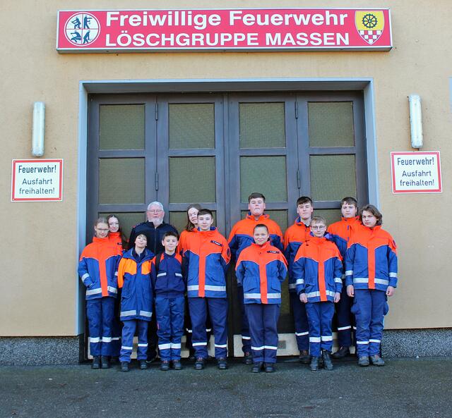 Jugendfeuerwehr mit Löschgruppenführer und Jugendwart Bernd  Tepe   | Foto: © Jürgen Thoms 