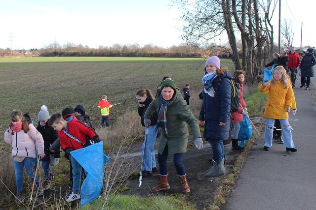 Bunt gemixt  aus der Serie: Rund 170 Teilnehmer waren bei der 15. Umweltsammelaktion wieder dabei | Foto: © Jürgen Thoms  