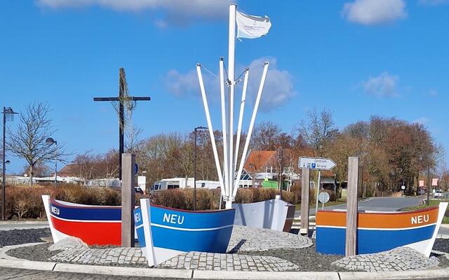 Ein Ortseingang von Neuharlingersiel - Das schwarze Kreuz mit der Hoffnung, dass es nicht soweit kommt | Foto: Marco Hallmann, Neuharlingersiel