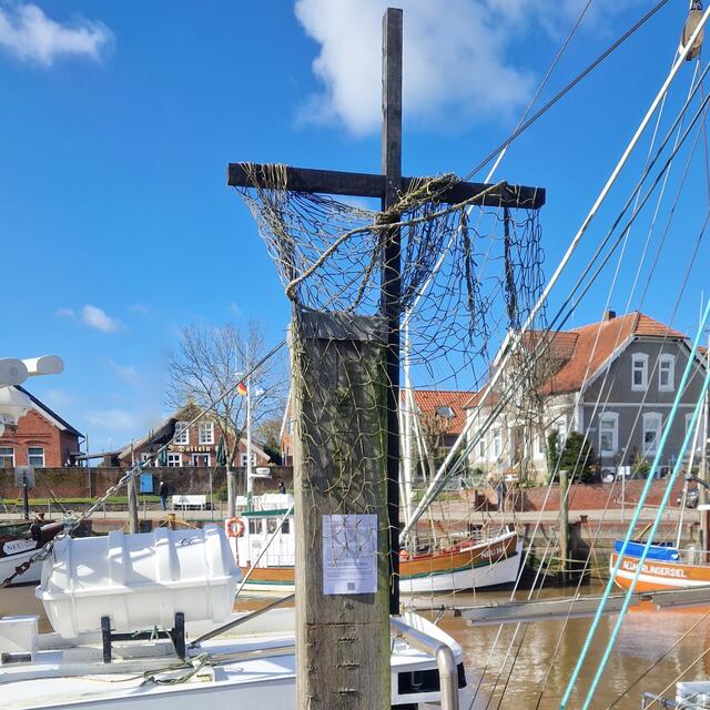 Ein schwarzes Kreuz im Hafen  - hoffentlich wird es nicht so weit kommen | Foto: Marco Hallmann, Neuharlingersiel