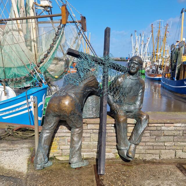 Skulptur Alt- und Jungfischer am Hafen. In der Zukunft sollen das nicht die einzigen Fischer am Hafen von Neuharlingersiel sein. | Foto: Marco Hallmann, Neuharlingersiel