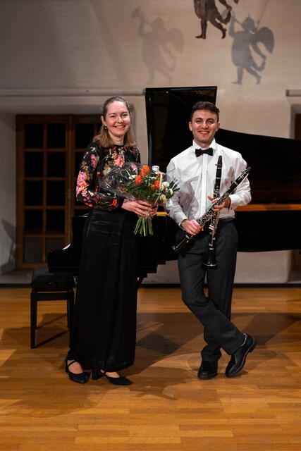 Pianistin Tatinana Borucki und Klarinettist Davit Sarukhanyan im Residenzsaal von Schloß Borbeck. Davit Sarukhanyan hält zwei Klarinetten: die deutsche und die französische Klarinette, die beide an dem Konzertabend zu hören waren. Während der Klang der deutschen Klarinette als angenehm "warm" und "dunkel" empfunden wird, ist die französischen Klarinette für ihren hellen und klaren Klang beliebt, der sehr obertonreich ist. | Foto: Patrick Borucki