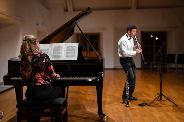 Das Duo Étere mit der Pianistin Tatiana Verbeke (links ) und dem Klarinettisten Davit Sarukhanyan brachte im Schloß Borbeck Werke der Romantik zu Gehör: atemberaubend von der Technik und mit einem wunderbaren Gefühl für die feinen Nuancen. | Foto: Patrick Borucki