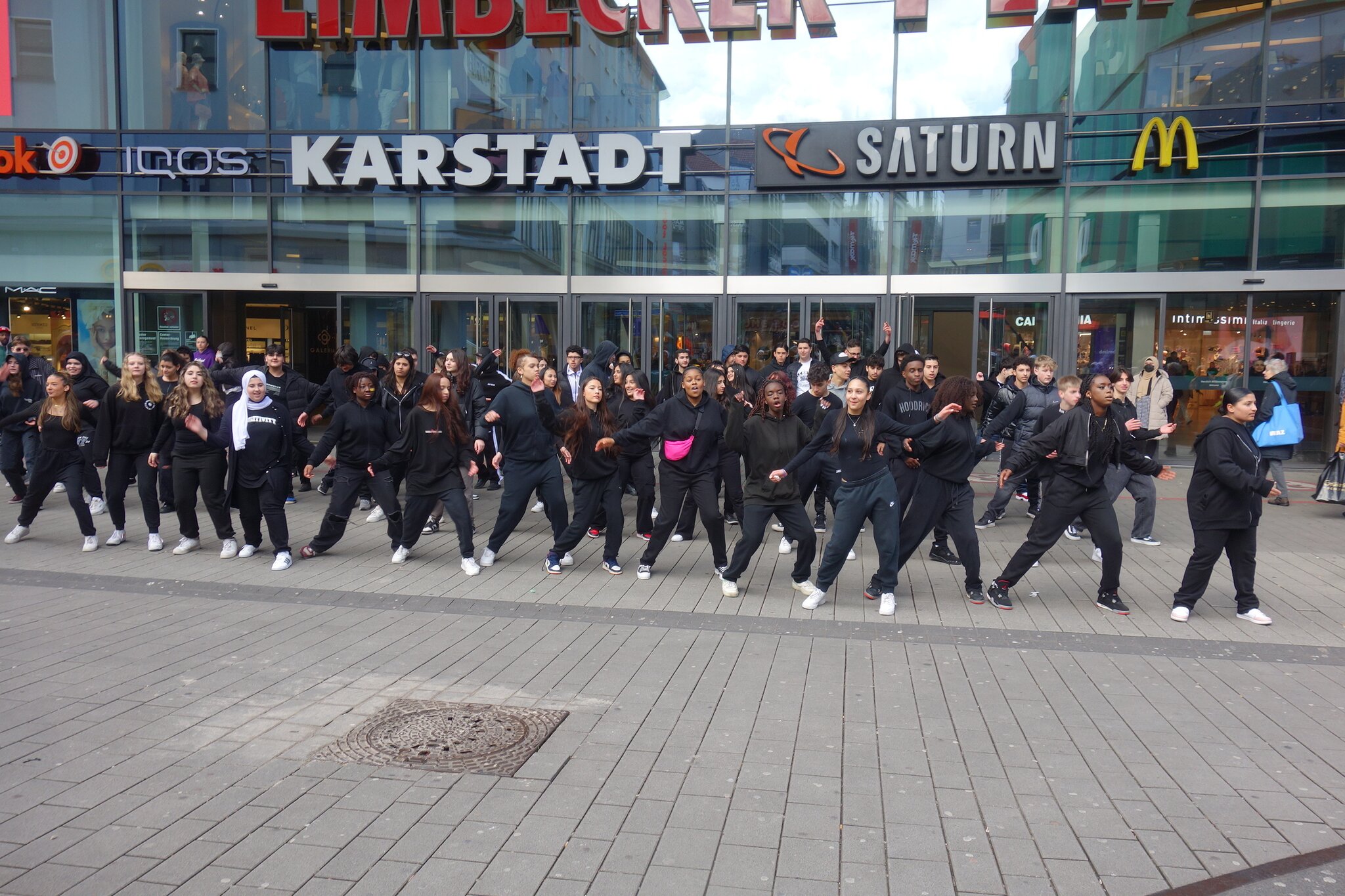 Tanzen Vor Dem Limbecker Platz Gesamtschule Bockm hle Erregt Aufsehen tanzen-vor-dem-limbecker-platz-gesamtschule-bockm-hle-erregt-aufsehen