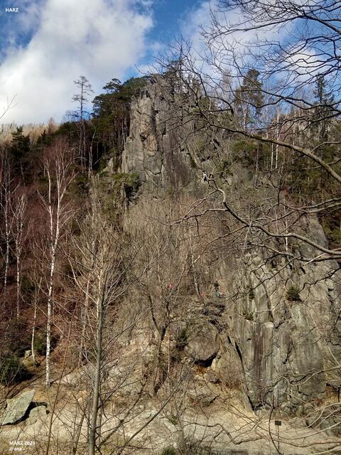 wandern... an Kletter-Felsen vorbei....