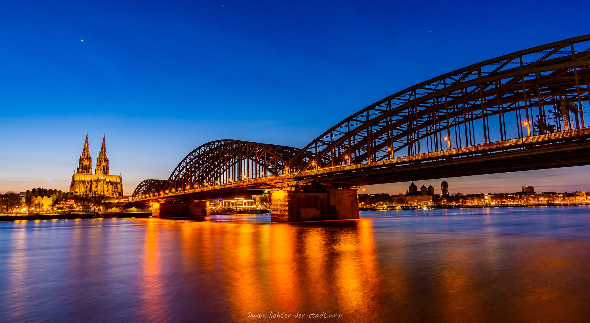 fahrt über die kölner rheinbrücke bei nacht