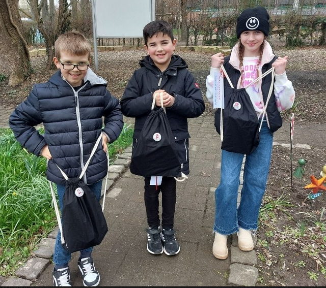 Die drei kreativen Gewinner:innen der Schuloase (Eichendorffschule Methler) mit ihren fairen Matchsäcken: "Herzlichen Glückwunsch!" an Lio, Chem und Lotta! 