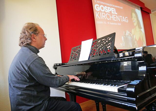 Gesungen wurde natürlich auch: Stephan Peller, Kantor der Evangelischen Erlöserkirchengemeinde Holsterhausen und Leiter des großen Ensembles "gospel&amp;more", begleitete zwei stimmungsvolle Lieder auf dem Flügel. | Foto: Kirchenkreis Essen/Stefan Koppelmann