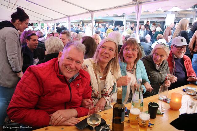 Tanz in den Mai auf dem Marktplatz Weinfest 2023 in Marl Hüls Marl