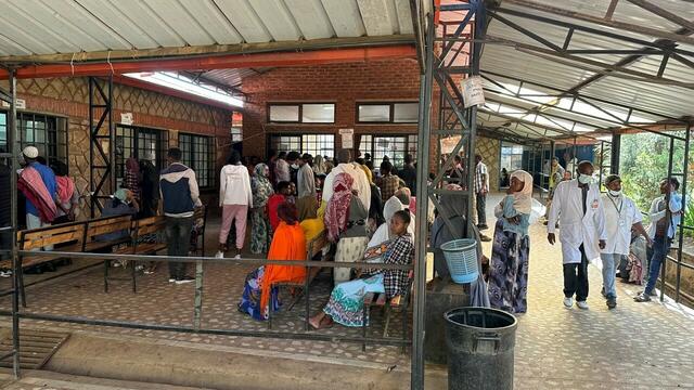 Jeden Tag kommen viele hundert Menschen, um sich helfen zu lassen. | Foto: Schumacher / Trenn