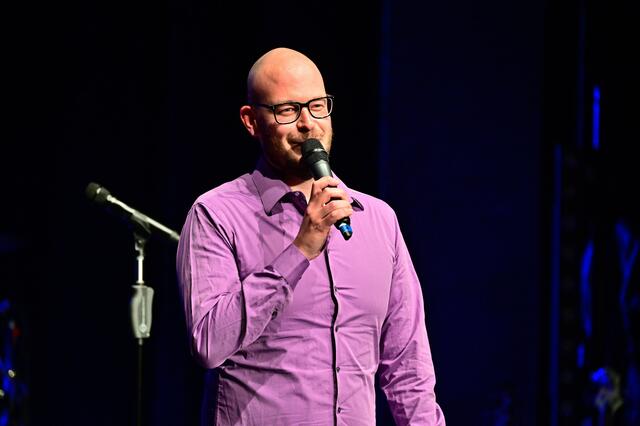 Der Moderator Philipp Artmann | Foto: Ralf Deinl