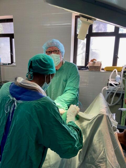 Spannende Einblicke im OP. Für Dr. Schumacher der erste Kaiserschnitt als Chirurg.  | Foto: Schumacher / Trenn
