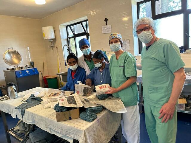 Die Tageszeitungen der letzten Wochen leisten in Äthiopien wertvolle Hilfe bei der Sterilisation von Tüchern und Instrumenten.  | Foto: Schumacher / Trenn