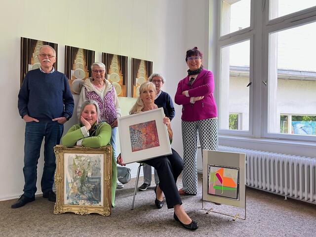 14 Kunstschaffende in einer Doppelausstellung, die am 7. Mai 2023 um 16 Uhr in der Ruhrstraße 3 startet.  Foto v.l. 6 der 14 Ausstellenden: Herbert Wilk, Ute Nowak, Renate Beckmann, Eva Härtel, Anna-Maria Früh und Bärbel Frank - der Eintritt ist frei - die Schau läuft bis 21. Mai 2023! | Foto: Mülheimer Kunstverein und Kunstförderverein KKRR