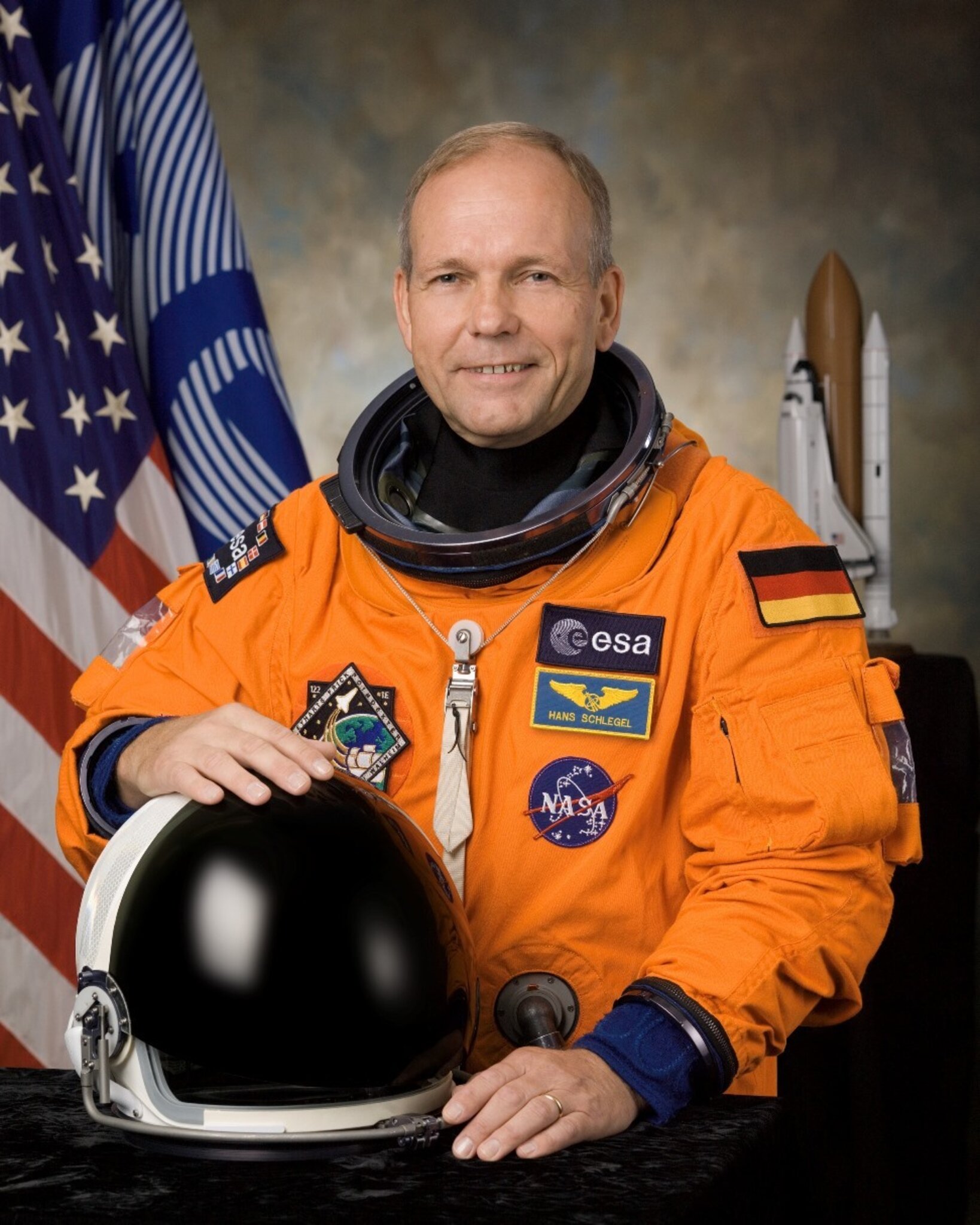 Interview: Astronaut Hans Schlegel mag Rührei, Autofahren und ...