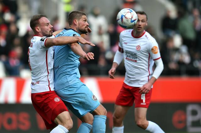 Der Vertrag von Felix Herzenbruch (l.), hier im Zweikampf mit Wehens Johannes Wurtz, wird nicht verlängert. | Foto: Thorsten Tillmann/FFS