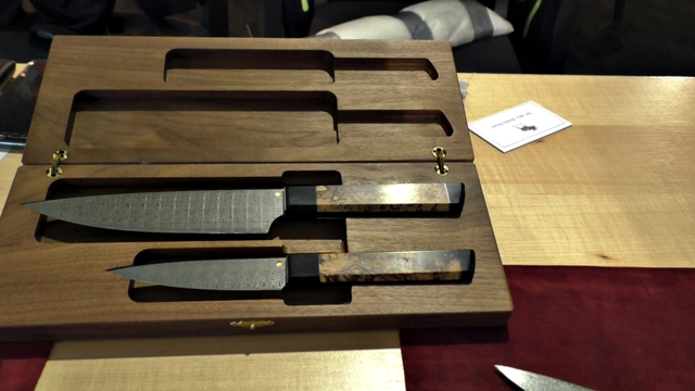 Reinhard Tschager päsentiert - ein edles Kochmesser-Set | Foto: Horst Nauen