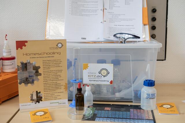Speziell zusammengestellte "Experimentierkisten" zu dem KITZ.do-Projekt "homeschooling" | Foto: Thorsten Lutze c/o KITZ.do