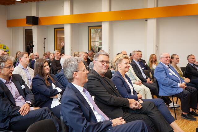 Gäste der Jubiläumsfeier, im Vordergrund die Redner erste Reihe: Prof. Dr. Guido Quelle, OB Thomas Westphal, Ministerin Ina Brandes | Foto: Thorsten Lutze c/o KITZ.do