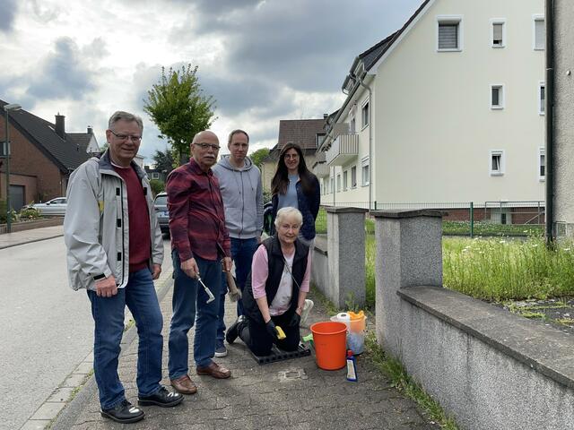 Für die SPD OV Lünen-Beckinghausen, Horstmar und Osterfeld reinigten: Friedhelm Wittlieb, Martin Weiberg, Robert Schmidt, Marie-Luise Ilgner, Zivile Bikulciute | Foto: Robert Schmidt