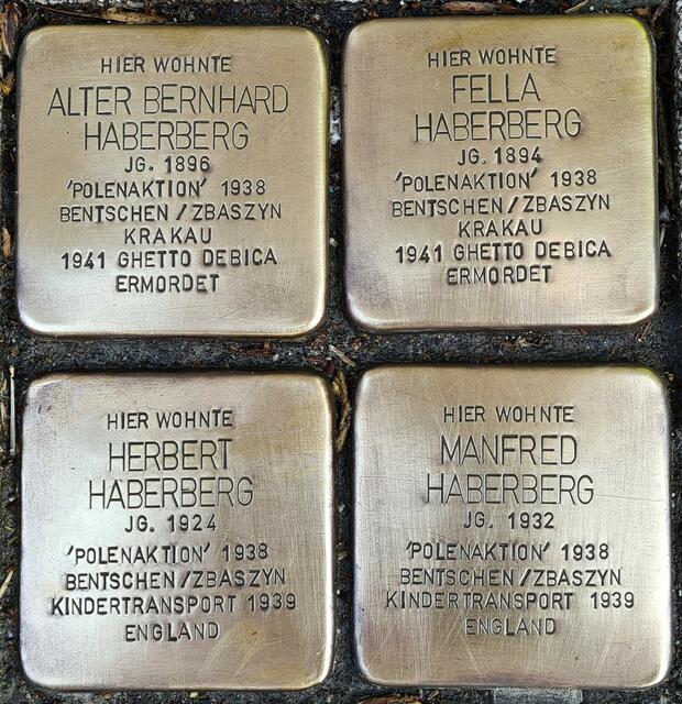 Gereinigte Stolpersteine Alter Bernhard Haberberg, Fella Haberberg, Herbert Haberberg, Manfred Haberberg - Waltroper Straße | Foto: Udo Kath