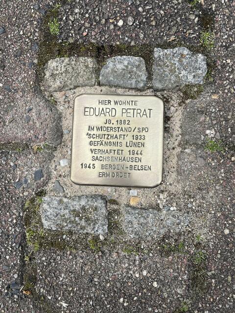 Gereinigter Stolperstein von Eduard Petrat. 1945 in Auschwitz ermordet. | Foto: Robert Schmidt