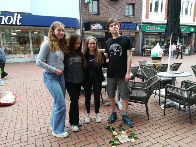 SchülerInnen vom Freiherr-vom-Stein-Gymnasium reinigten die Stolpersteine in der Fussgängerzone  | Foto: Gisela Sons