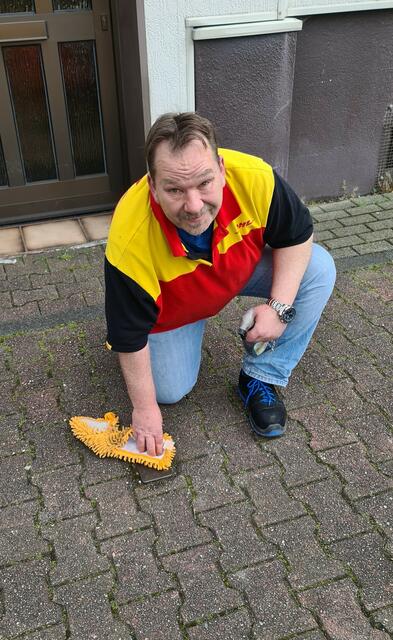 Stephan Kürschner reinigt für den Paten/Sponsor - SPD Ortsverein Lünen-Süd den Stolperstein von Josef Kriska | Foto: Manfred Kolodziejski