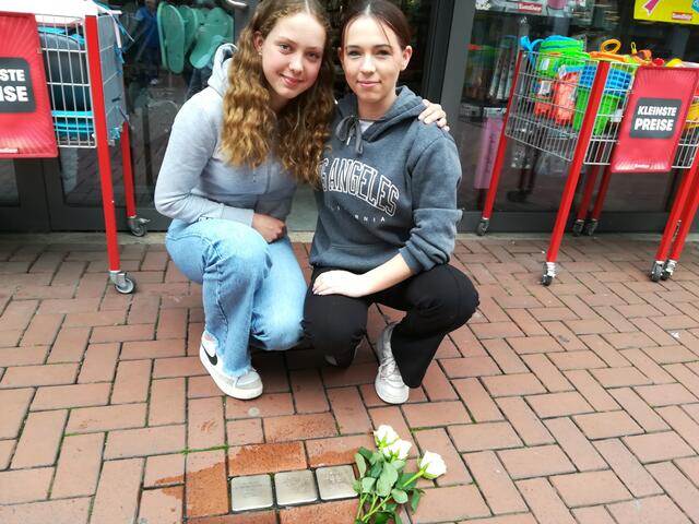 SchülerInnen vom Freiherr-vom-Stein-Gymnasium reinigten die Stolpersteine in der Fussgängerzone. Hier die der Familie Gumbert | Foto: Gisela Sons