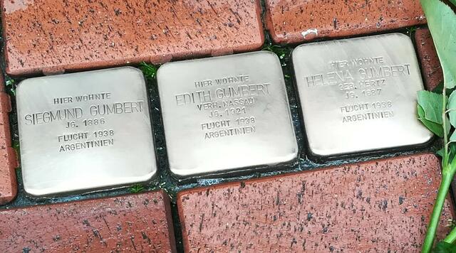 Gereinigte Stolpersteine von Siegmund Gumbert, Edith Gumbert und Helena Gumbert | Foto: Gisela Sons