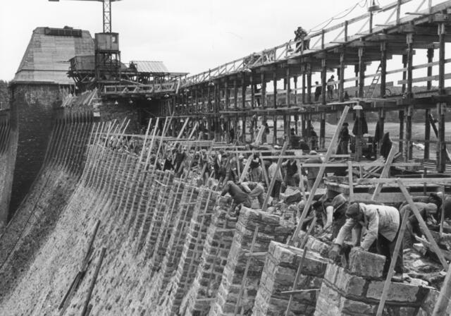 Für den Wiederaufbau wurden fast 4.000 ausländische Arbeitskräfte durch den Nazi-Bautrupp
„Organisation Todt“ zwangsrekrutiert. | Foto: Quelle: Ruhrverband