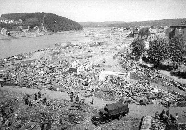 In Neheim richtete die Flutwelle schwerste Verwüstungen an. | Foto: Quelle: Ruhrverband