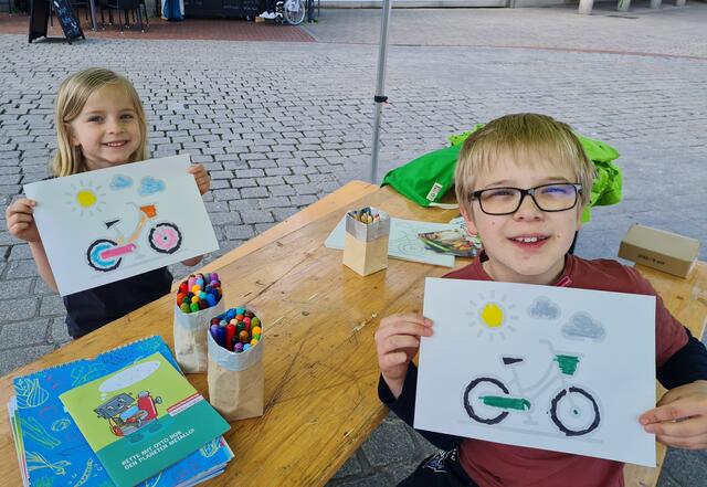 Beliebter Kinderspaß: Fahrradbilder oder Fahrradfragen am Glücksrad beantworten. Diese zwei kamen extra aus Heeren angeradelt. Mit dabei: Mama und ein Picknickkorb. 