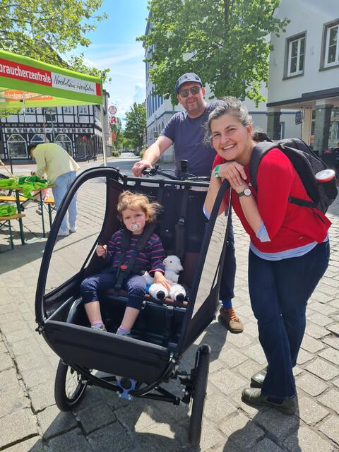 Probefahrt mit einem Cargobike: Die kleine Ava guckt noch skeptisch.