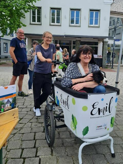 Ob das klappt? Das städtische Cargobike "Emil" könnte Bürgermeisterin Elke Kappen und ihre kleine Hündin chauffieren.