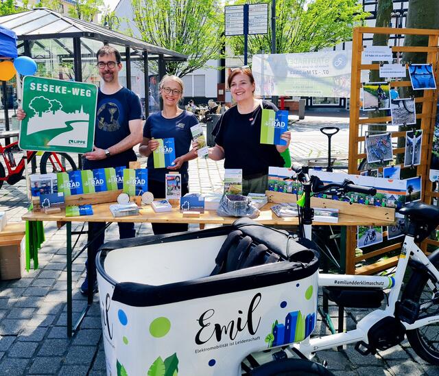 Klimaschutzmanager Gerald Müller, Stadtteil- und Klimabeauftragte Steffi Haake (Stadt Kamen) und Umweltberaterin Jutta Eickelpasch (Verbraucherzentrale) machen regelmäßig Werbung für die klimafreundliche Mobilität.