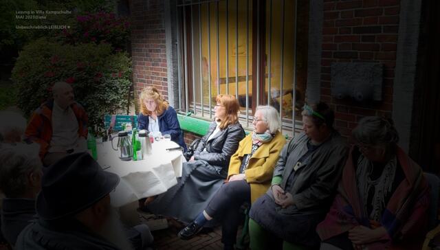 wir lauschen´... :-) (mittig die beiden Autorinnen Pluskota und Loddeke) @ana´