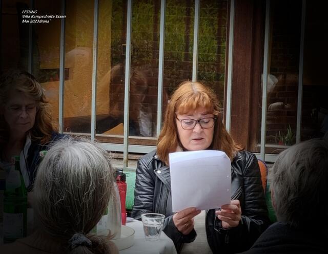 Autorin Hilga Loddeke trägt vor ....